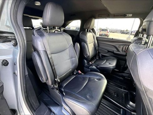 Used 2024 Toyota Sienna Platinum image 35