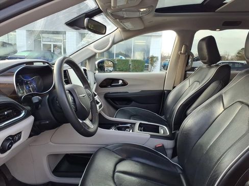 Used 2023 Chrysler Pacifica Limited image 7