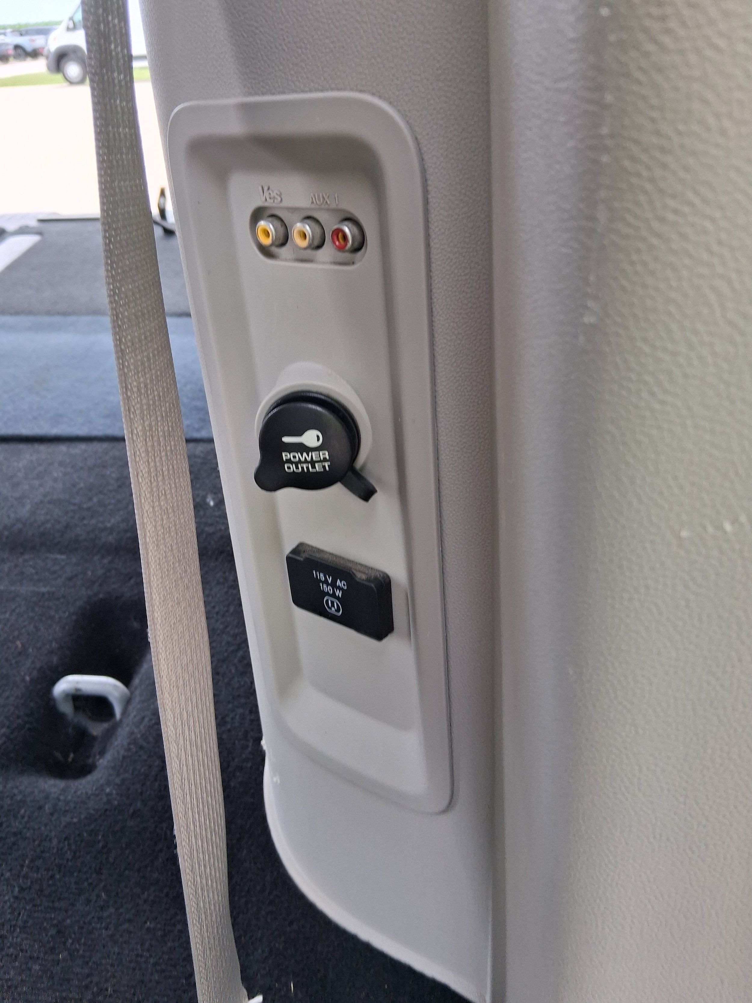 Used 2013 Chrysler Town & Country Touring FWD image 22