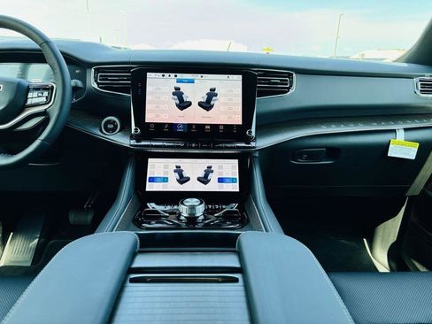 New 2024 Jeep Grand Wagoneer L 4WD w/ Convenience Group III image 27