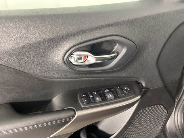 Used 2019 Jeep Cherokee Latitude Plus w/ Cold Weather Group AWD/4WD image 15