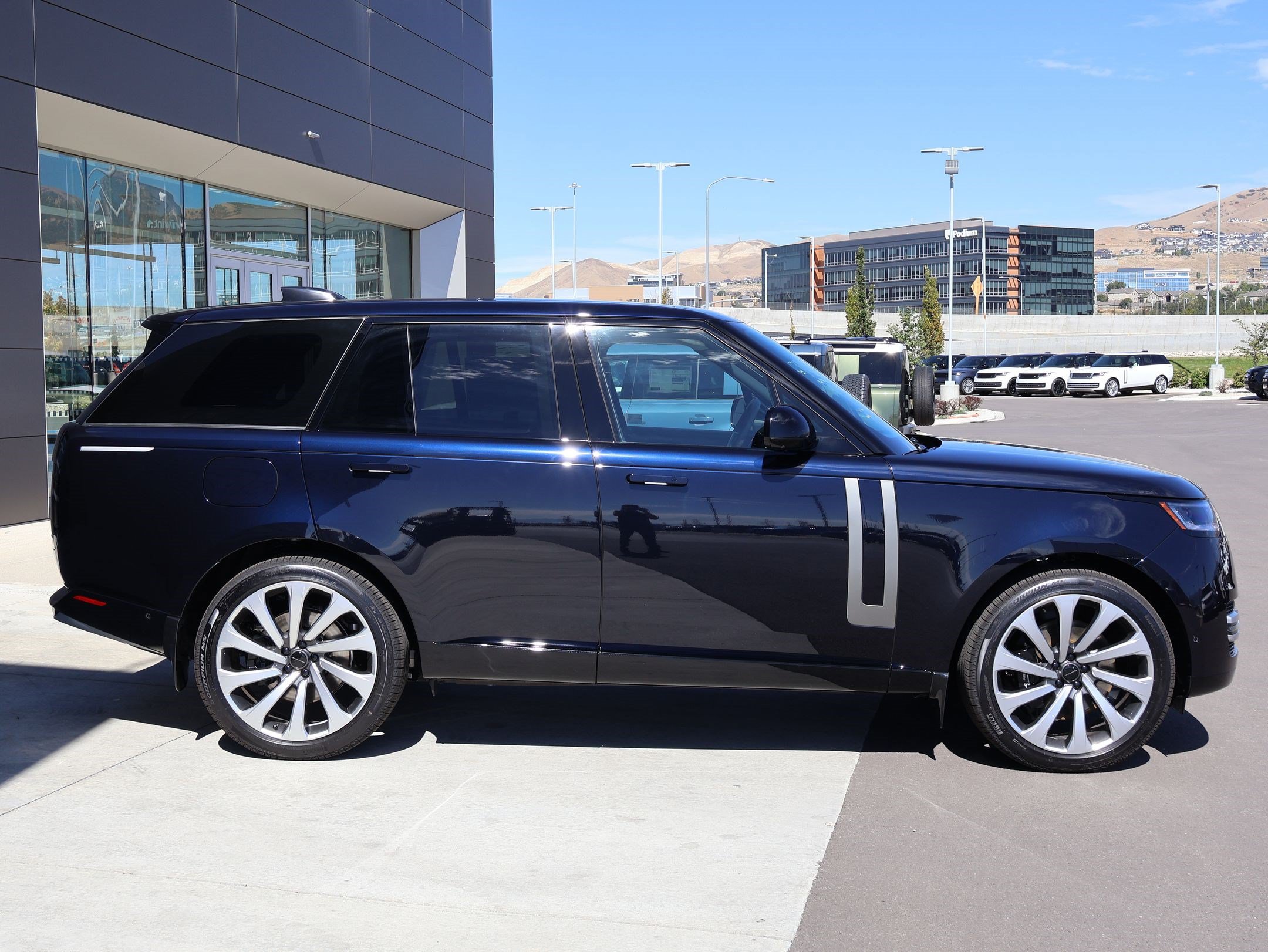 New 2026 Land Rover Range Rover Autobiography AWD/4WD image 4