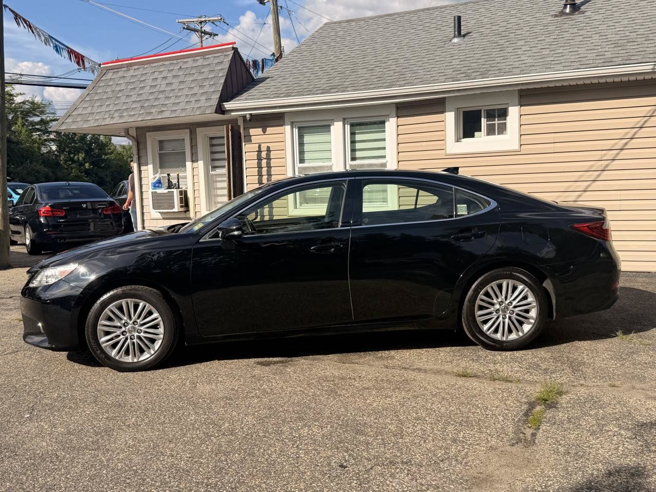 Used 2015 Lexus ES 350 w/ Luxury Package FWD image 3