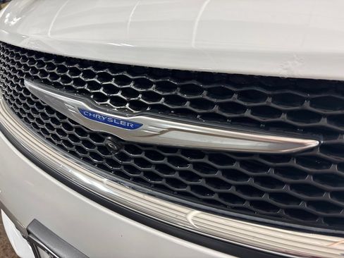 Used 2019 Chrysler Pacifica Limited FWD image 9