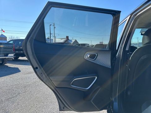 Used 2023 Kia Soul LX w/ LX Technology Package image 9