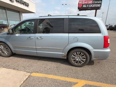 Used 2013 Chrysler Town & Country Touring-L w/ Entertainment Group #2 FWD image 8