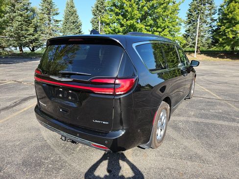 Used 2023 Chrysler Pacifica Limited w/ Uconnect Theater Family Group FWD image 6