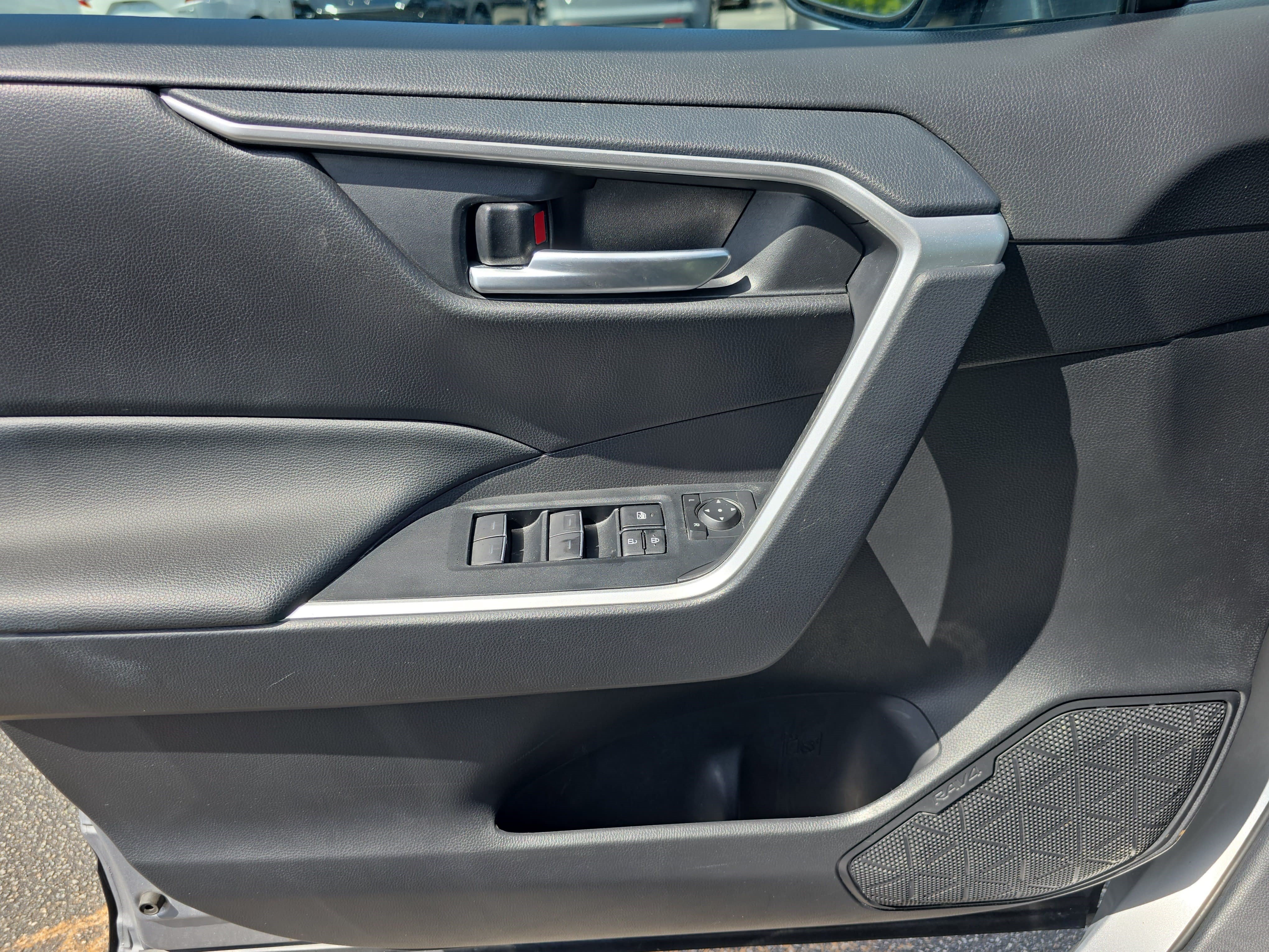 Used 2025 Toyota RAV4 XLE FWD image 25