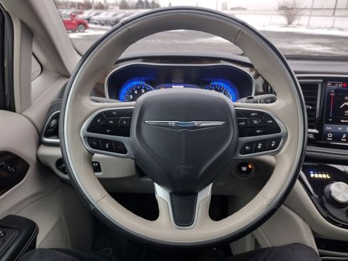 Used 2021 Chrysler Pacifica Limited w/ Uconnect Theater Family Group image 7