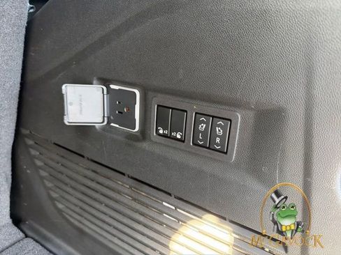 Used 2023 GMC Yukon Denali AWD/4WD image 25