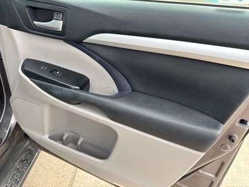 Used 2015 Toyota Highlander XLE FWD image 16