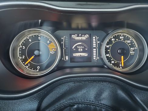Used 2021 Jeep Cherokee Latitude Plus w/ Mopar Interior Package AWD/4WD image 19