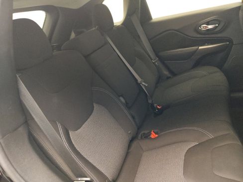 Used 2019 Jeep Cherokee Latitude w/ Popular Appearance Group image 19