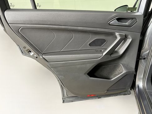 Used 2024 Volkswagen Tiguan SE image 25