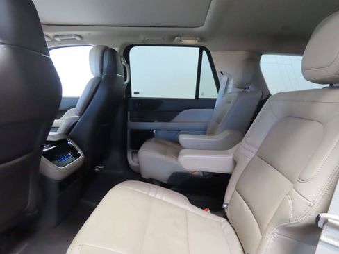 Used 2022 Lincoln Navigator Reserve image 15