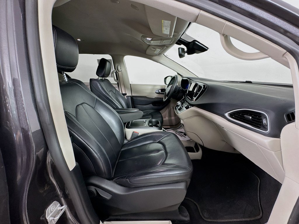 Used 2022 Chrysler Pacifica Touring-L FWD image 28