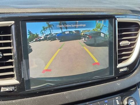 Used 2025 Chrysler Pacifica Select FWD image 18