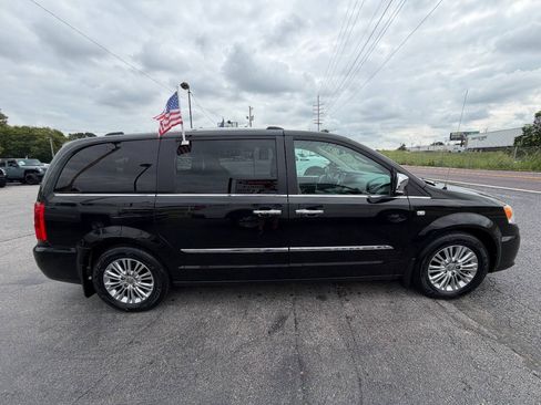 Used 2014 Chrysler Town & Country Touring-L FWD image 5