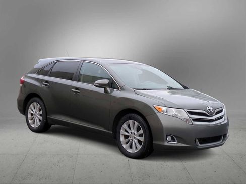 Used 2013 Toyota Venza XLE image 2