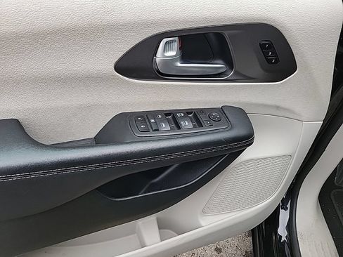 Used 2024 Chrysler Pacifica Touring-L FWD image 8