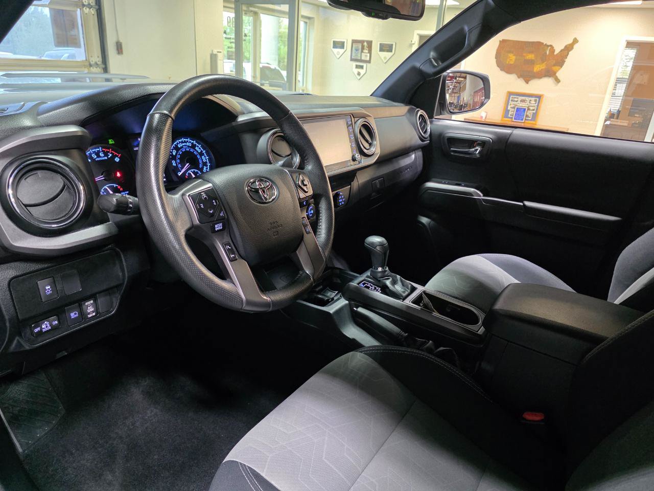 Used 2020 Toyota Tacoma TRD Sport AWD/4WD image 16
