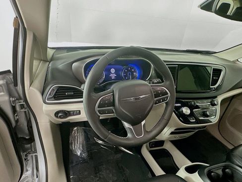 Certified 2024 Chrysler Pacifica Touring-L image 18