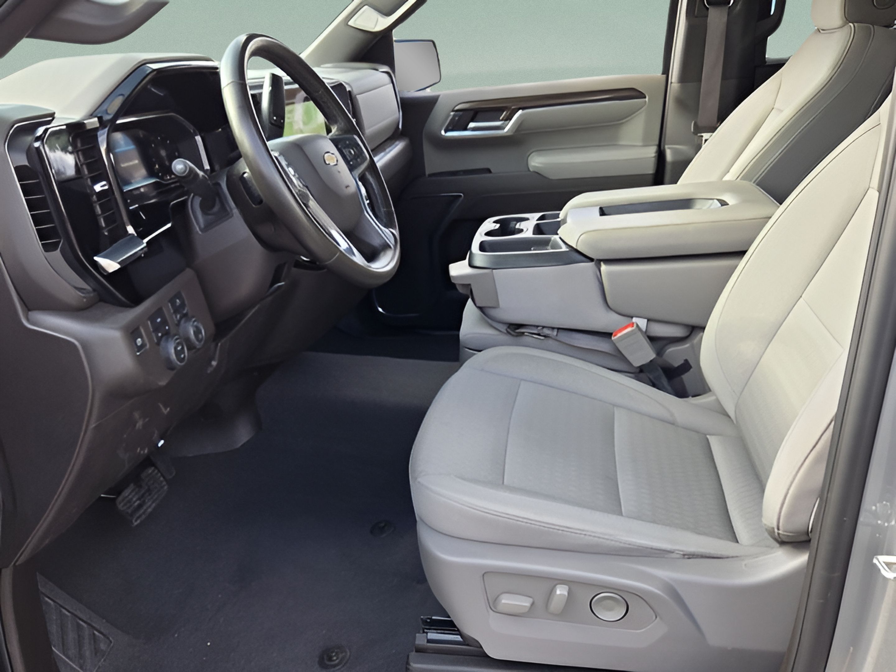 Used 2025 Chevrolet Silverado 1500 LT AWD/4WD image 9