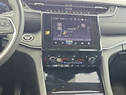 Certified 2023 Jeep Grand Cherokee Laredo w/ Luxury Tech Group I image 14