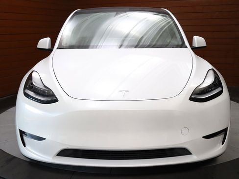 Used 2023 Tesla Model Y 2WD image 54