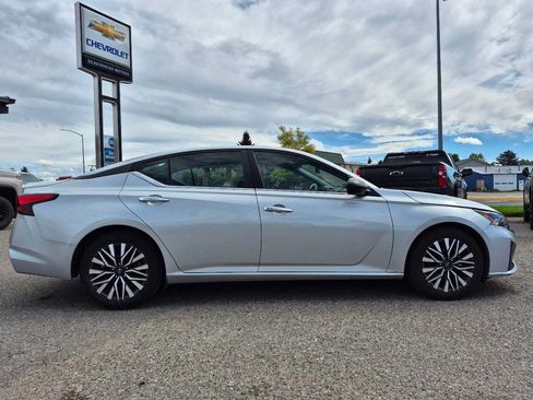 Used 2024 Nissan Altima 2.5 SV FWD image 2