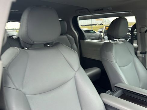 Used 2024 Toyota Sienna XLE image 25