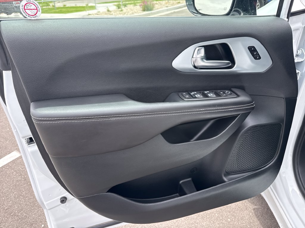 Used 2026 Chrysler Pacifica Limited AWD/4WD image 13