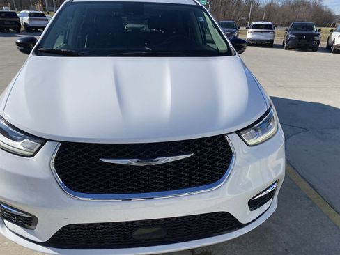 Used 2024 Chrysler Pacifica Touring-L image 2