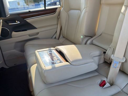 Used 2020 Lexus LX 570 4WD w/ Luxury Package image 18