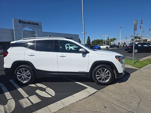 Used 2024 GMC Terrain SLT image 3