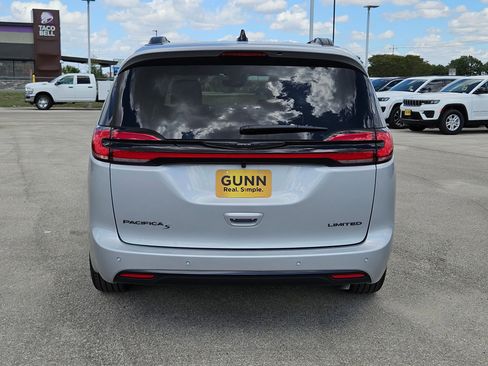 New 2026 Chrysler Pacifica Limited w/ Uconnect Theater Family Group image 4