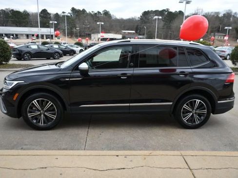 Used 2024 Volkswagen Tiguan SE image 2