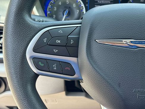 Used 2017 Chrysler Pacifica LX FWD image 17