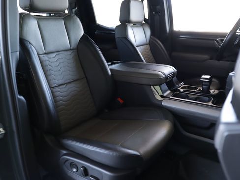 Used 2025 Chevrolet Silverado 1500 ZR2 w/ Technology Package image 34