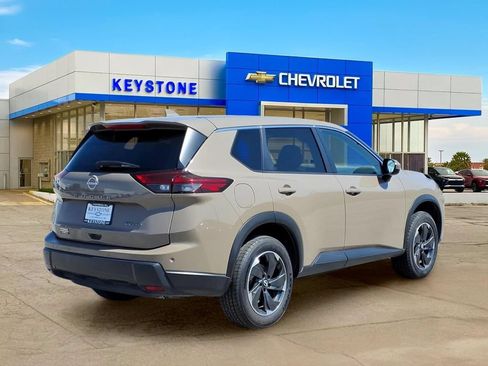 Used 2024 Nissan Rogue SV AWD/4WD image 7