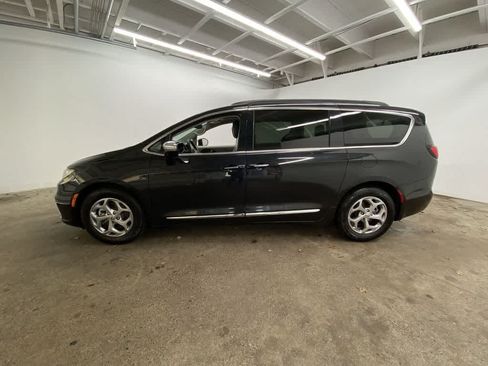 Used 2023 Chrysler Pacifica Limited FWD image 3