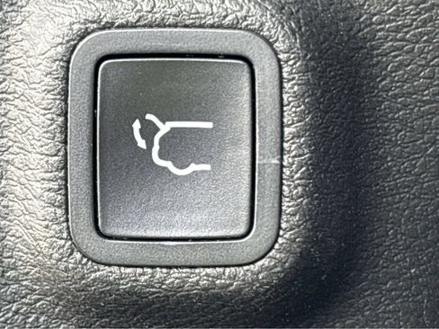 Used 2019 Jeep Cherokee Limited FWD image 12