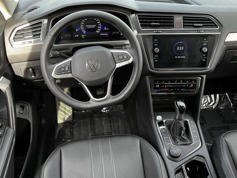 Used 2024 Volkswagen Tiguan SE image 10