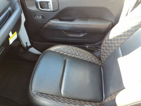 Used 2023 Jeep Wrangler Unlimited Sahara image 27