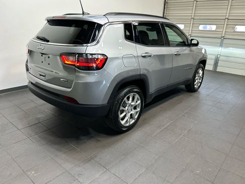 Used 2023 Jeep Compass Latitude w/ Sun and Sound Group AWD/4WD image 3