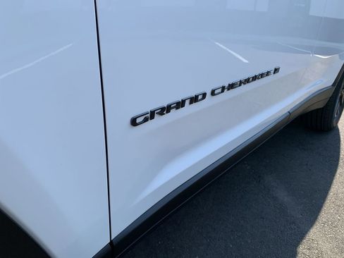 Used 2024 Jeep Grand Cherokee L Laredo image 13