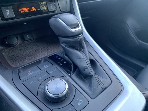 Used 2020 Toyota RAV4 Limited image 26