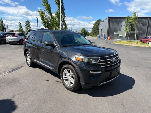 Used 2023 Ford Explorer XLT w/ Equipment Group 202A AWD/4WD image 3