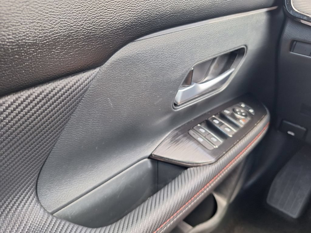 Used 2025 Nissan Kicks SR w/ SR Premium Package FWD image 17