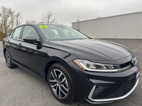 Used 2025 Volkswagen Jetta SE image 9